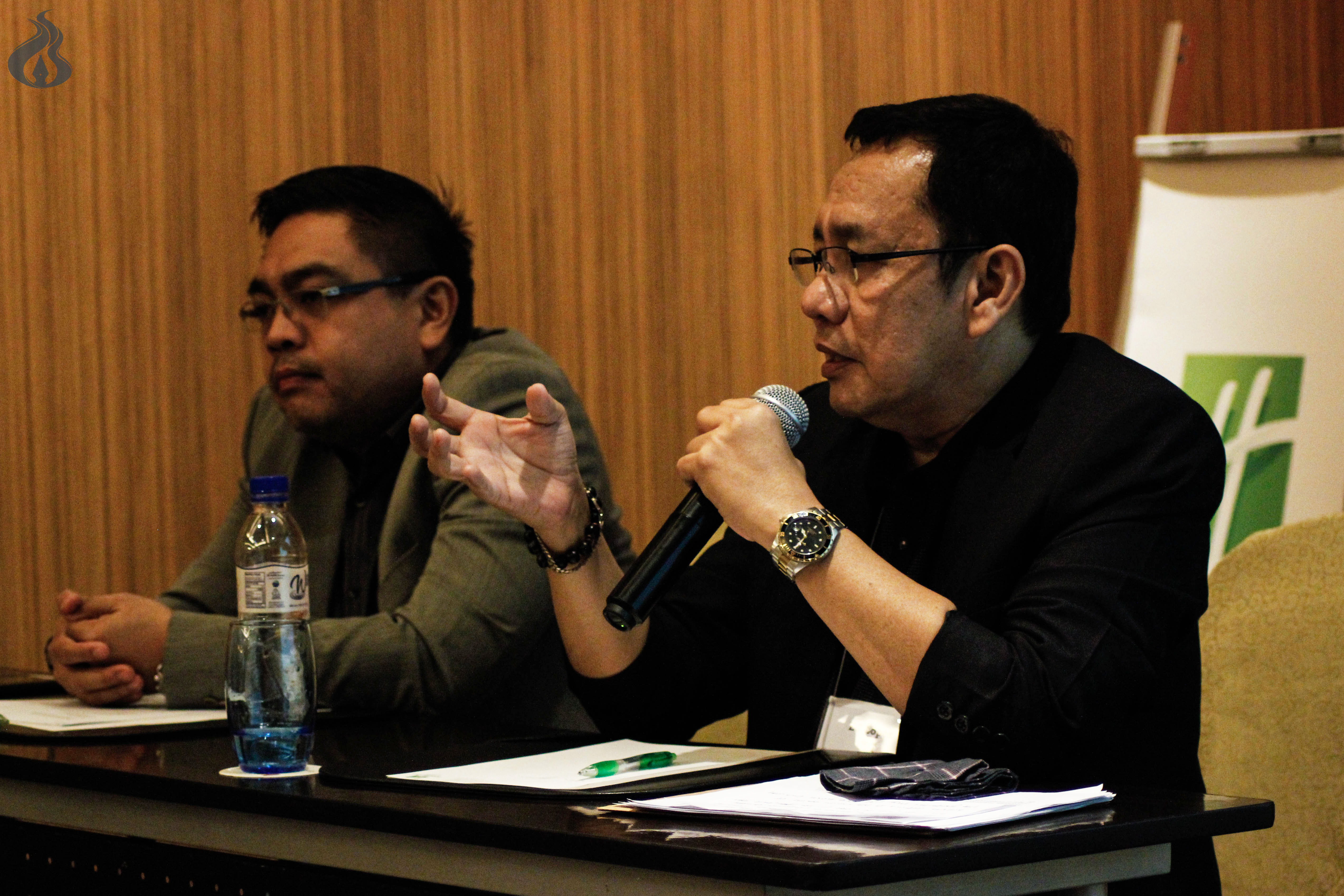 UST Department of Economics Chair Emmanuel Lopez and Political Science professor Edmund Tayao answer questions from the audience. photo by LORENZO ABEL S. DIONISIO