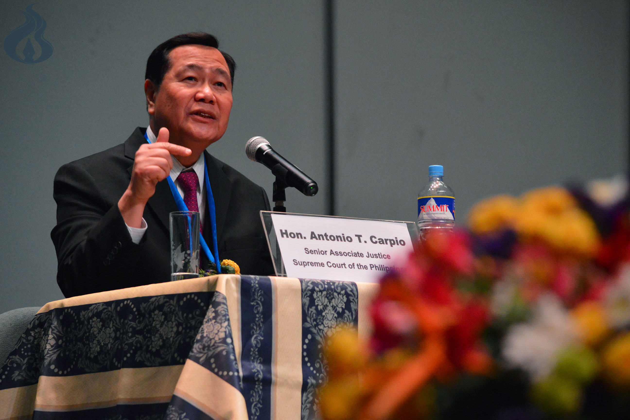 Antonio Carpio entertains questions from the Artlets. photo by JANINE C. PEREA