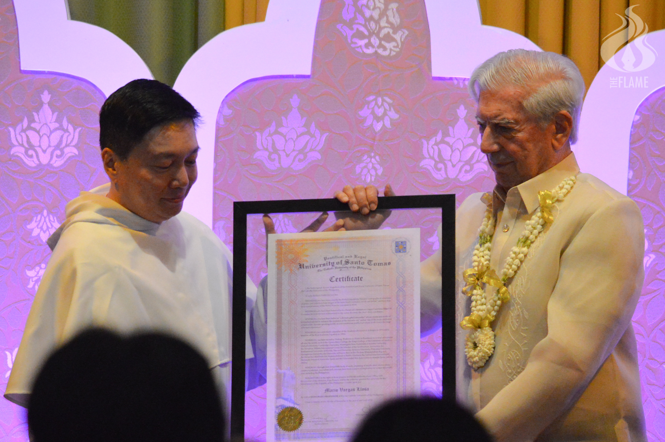 Vice Rector Rev. Fr. Richard Ang, O.P. awards the title of Honorary Professor to Nobel laureate Mario Vargas Llosa Monday, Nov. 7. PHOTO BY JANINE C. PEREA