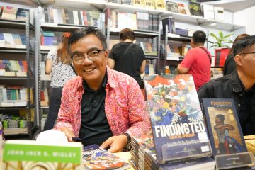 CW coordinator wins Gintong Aklat Awards for best creative nonfiction